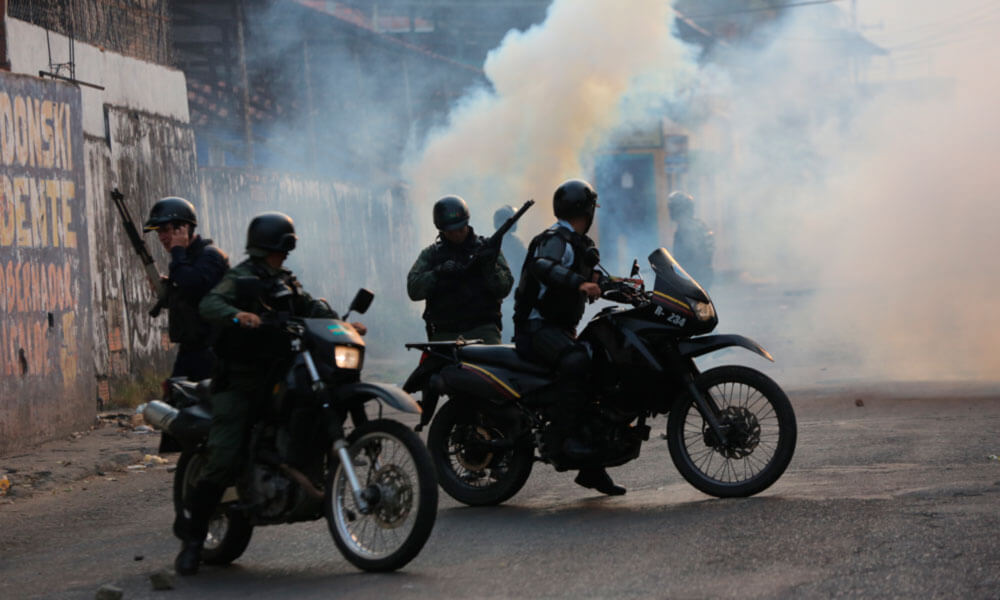 Venezuela-Motorized-officers-of-the-Bolivarian-National-Guard-patrol-during-clashes-in-Urena-criminal-state-maduro-Colombia-credit-Rodrigo-Abd-AP_19054512545050